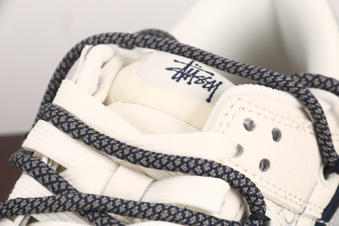 福利特价
Stussy x Nike Dunk Low 米白灰勾
此款主张打破传统的工业化流水线设计限制