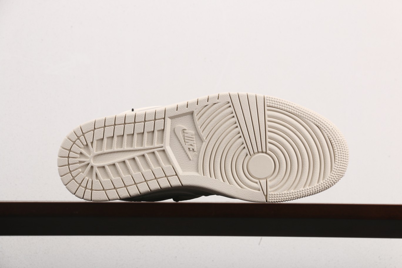 福利特价
Air Jordan 1 Low AJ1 乔1 Supreme联名-米白红小标 高端定制 低帮
