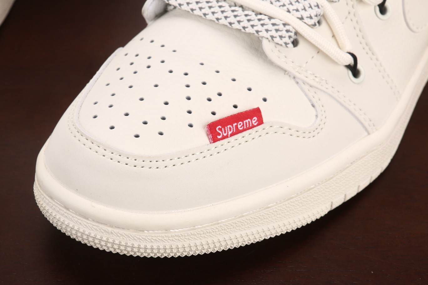 福利特价
Air Jordan 1 Low AJ1 乔1 Supreme联名-米白红小标 高端定制 低帮