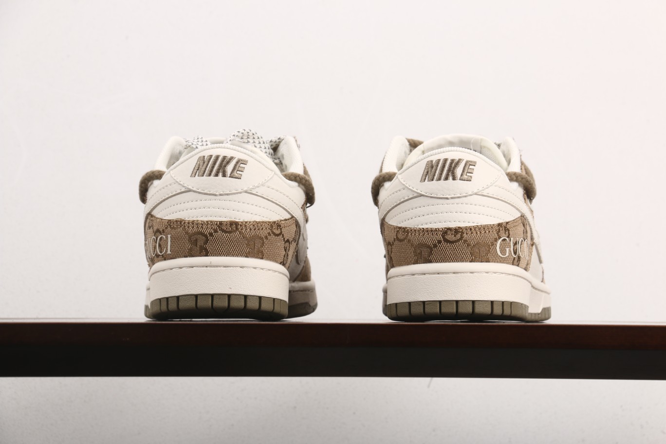 福利特价
Nk SB Dunk Low 古驰联名-黄牛仔暗纹白勾 周年高端定制 低帮休闲板鞋 SJ206