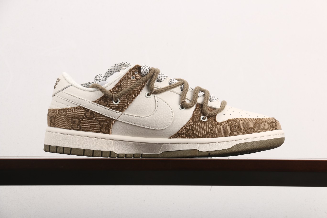 福利特价
Nk SB Dunk Low 古驰联名-黄牛仔暗纹白勾 周年高端定制 低帮休闲板鞋 SJ206