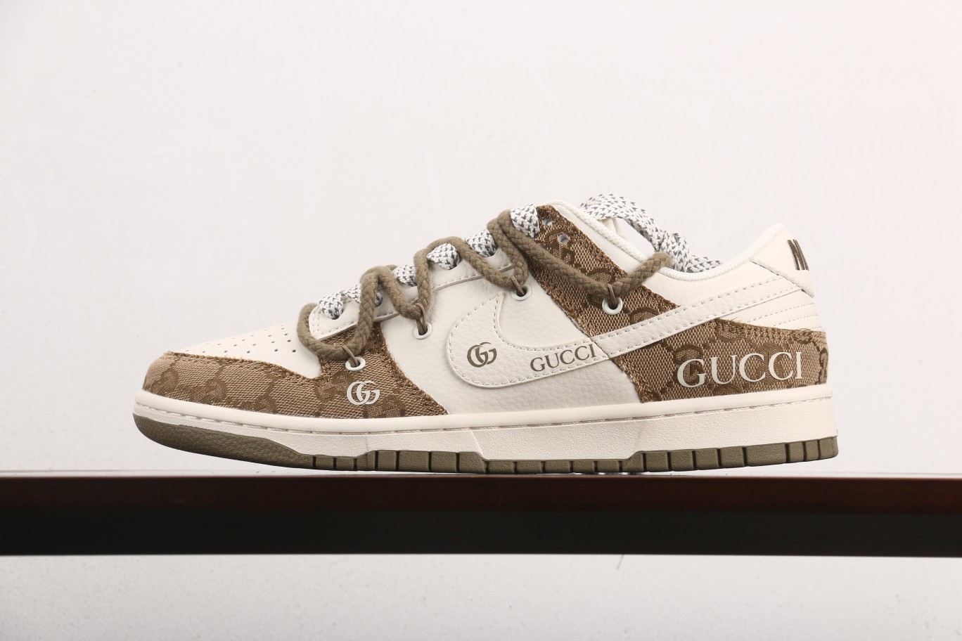 福利特价
Nk SB Dunk Low 古驰联名-黄牛仔暗纹白勾 周年高端定制 低帮休闲板鞋 SJ206