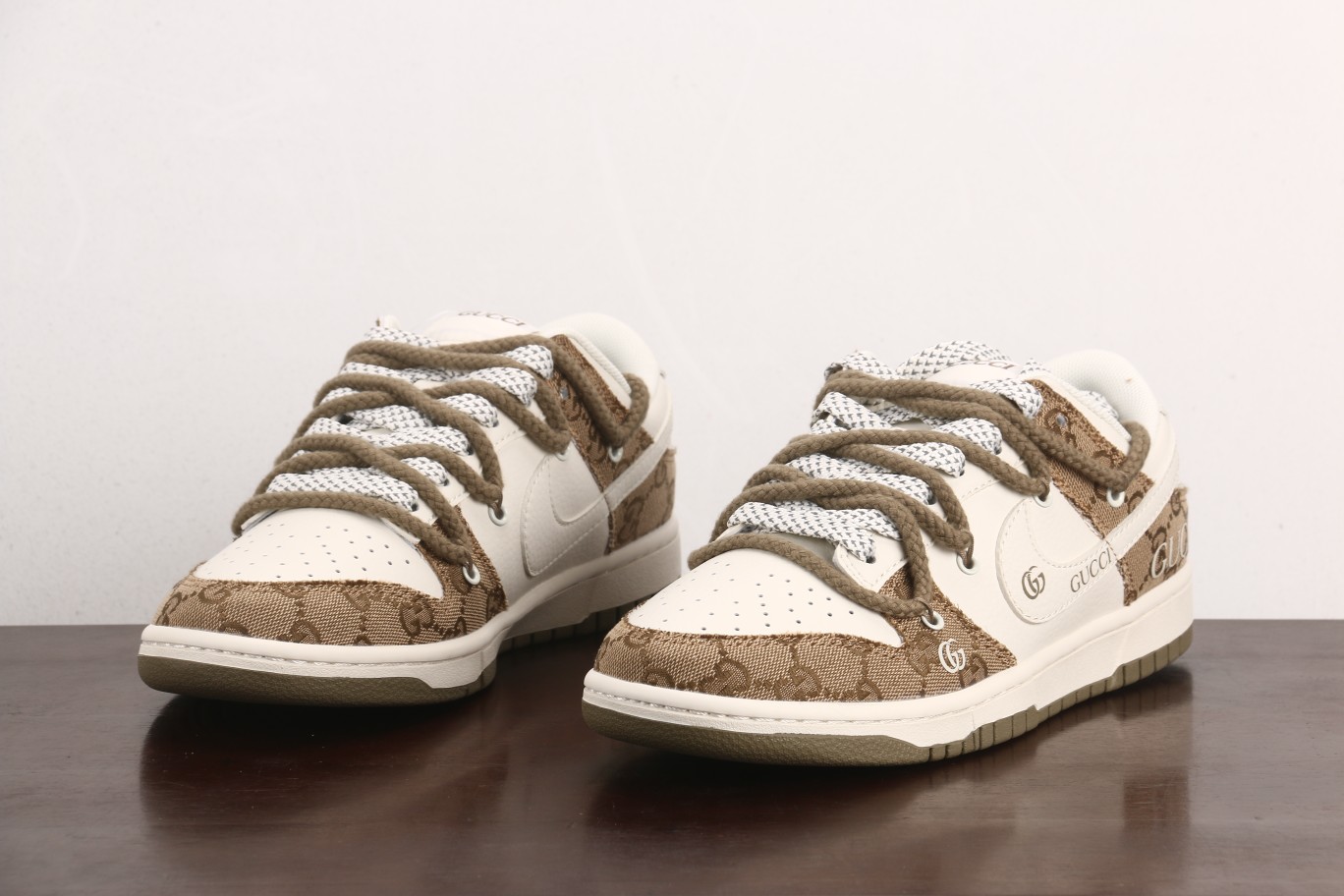 福利特价
Nk SB Dunk Low 古驰联名-黄牛仔暗纹白勾 周年高端定制 低帮休闲板鞋 SJ206