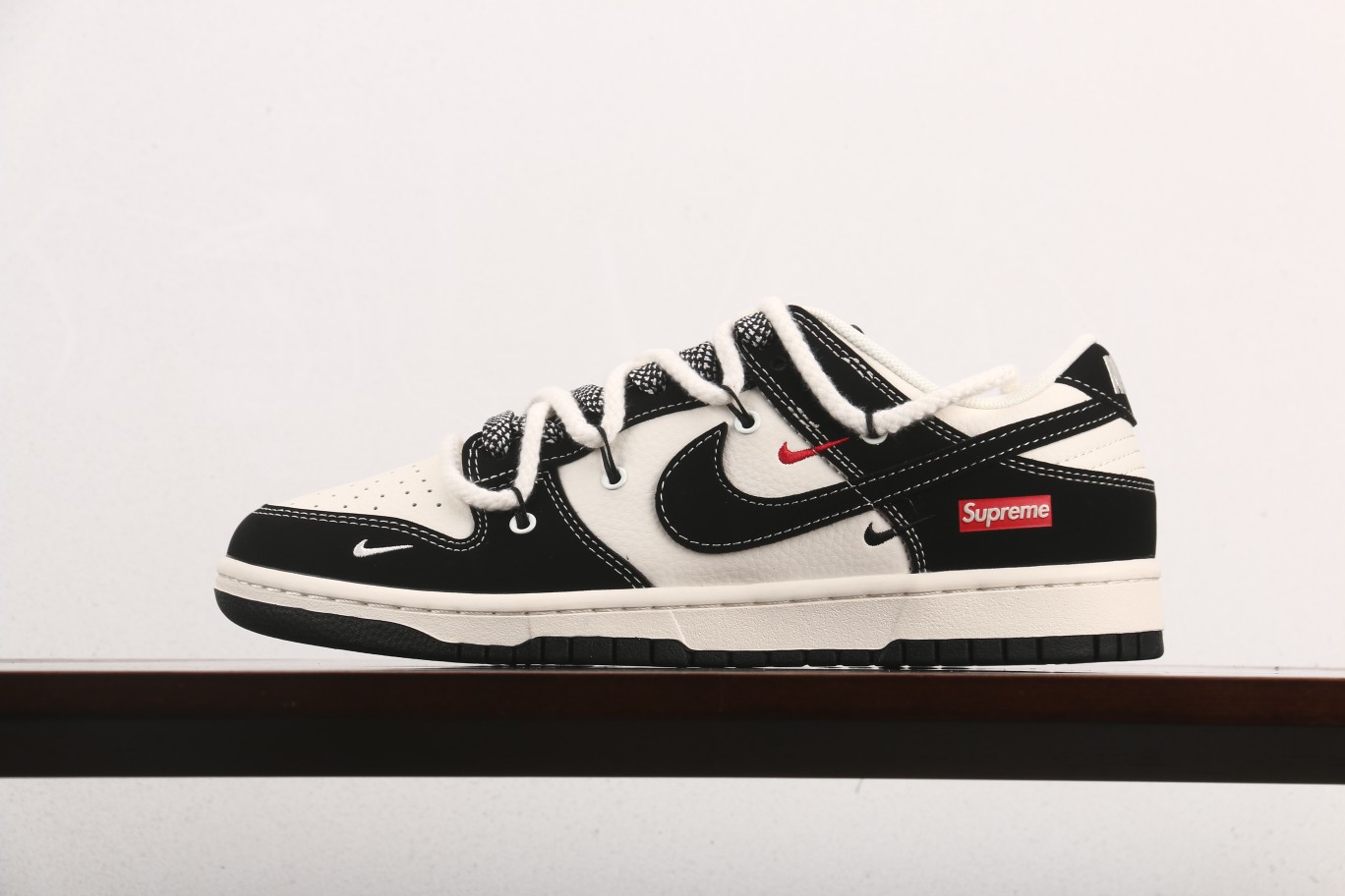 福利特价
Nk SB Dunk Low SUP联名-绑带黑勾 周年高端定制 低帮休闲板鞋 SJ2068-