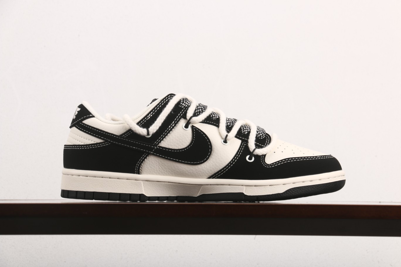 福利特价
Nk SB Dunk Low SUP联名-绑带黑勾 周年高端定制 低帮休闲板鞋 SJ2068-