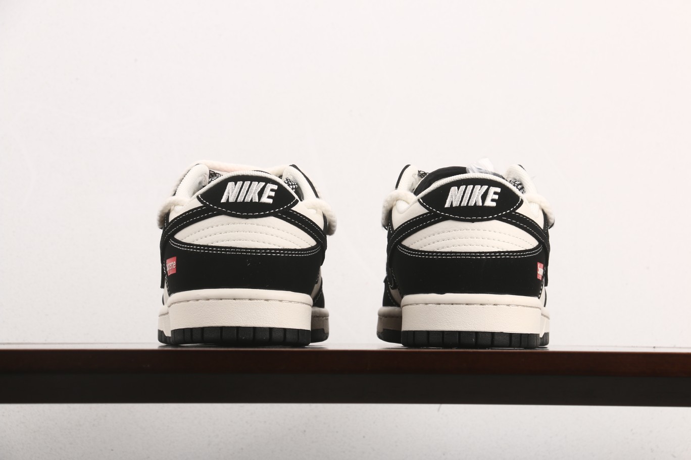 福利特价
Nk SB Dunk Low SUP联名-绑带黑勾 周年高端定制 低帮休闲板鞋 SJ2068-