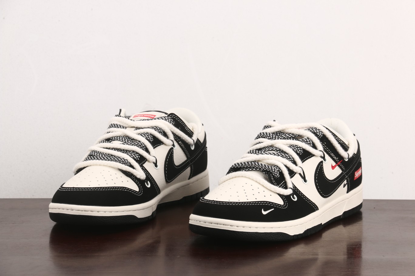 福利特价
Nk SB Dunk Low SUP联名-绑带黑勾 周年高端定制 低帮休闲板鞋 SJ2068-
