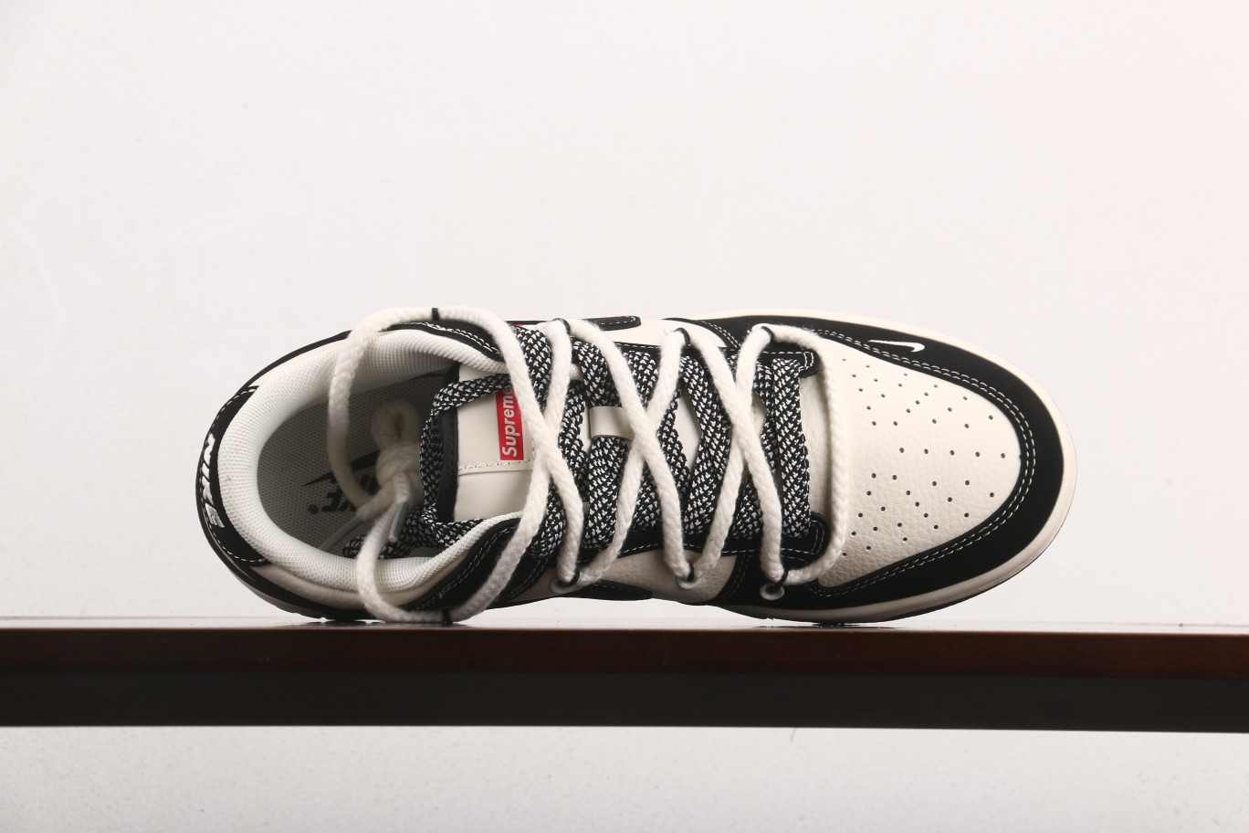 福利特价
Nk SB Dunk Low SUP联名-绑带黑勾 周年高端定制 低帮休闲板鞋 SJ2068-