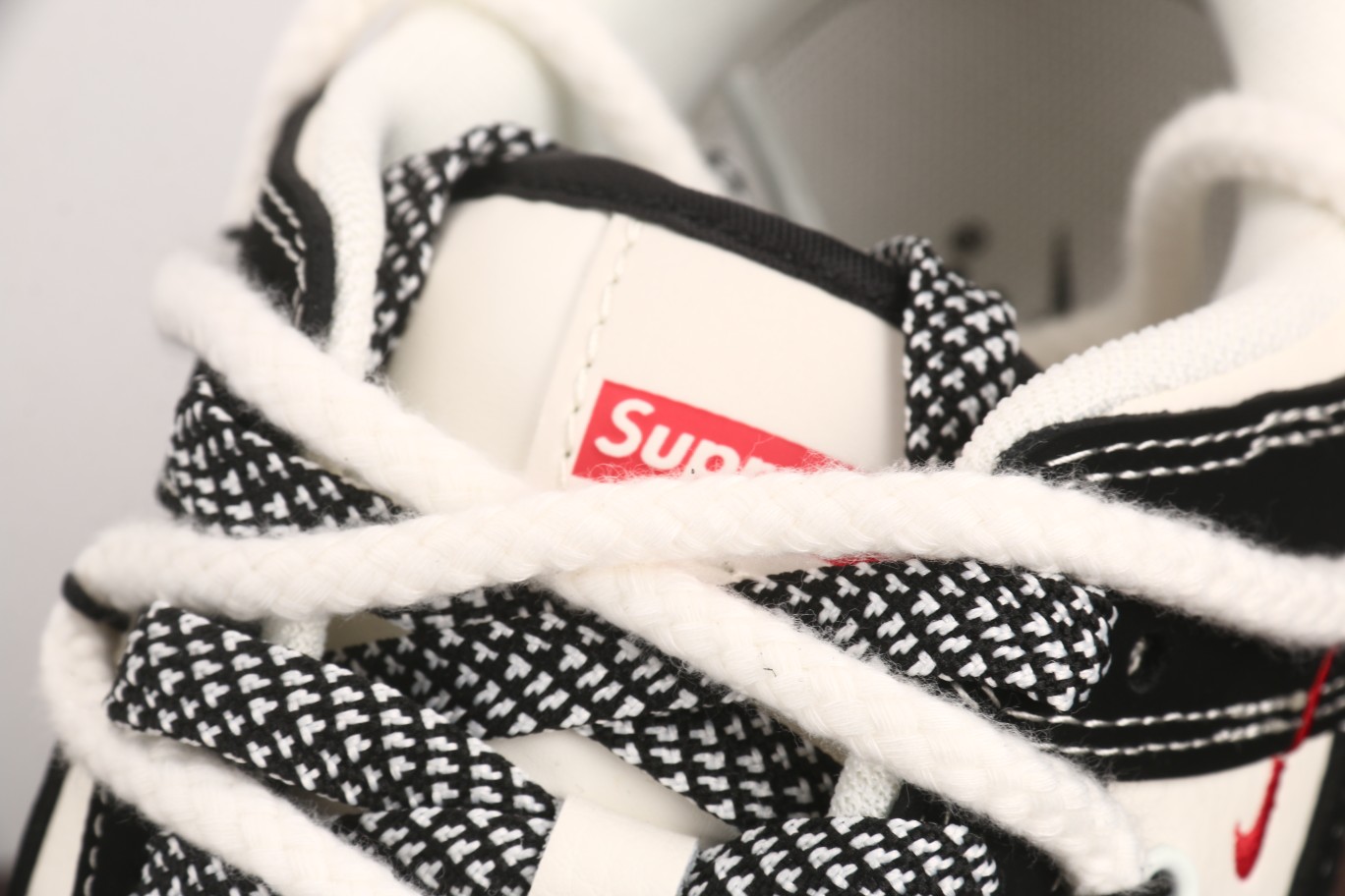 福利特价
Nk SB Dunk Low SUP联名-绑带黑勾 周年高端定制 低帮休闲板鞋 SJ2068-