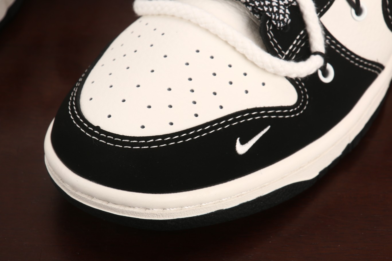 福利特价
Nk SB Dunk Low SUP联名-绑带黑勾 周年高端定制 低帮休闲板鞋 SJ2068-