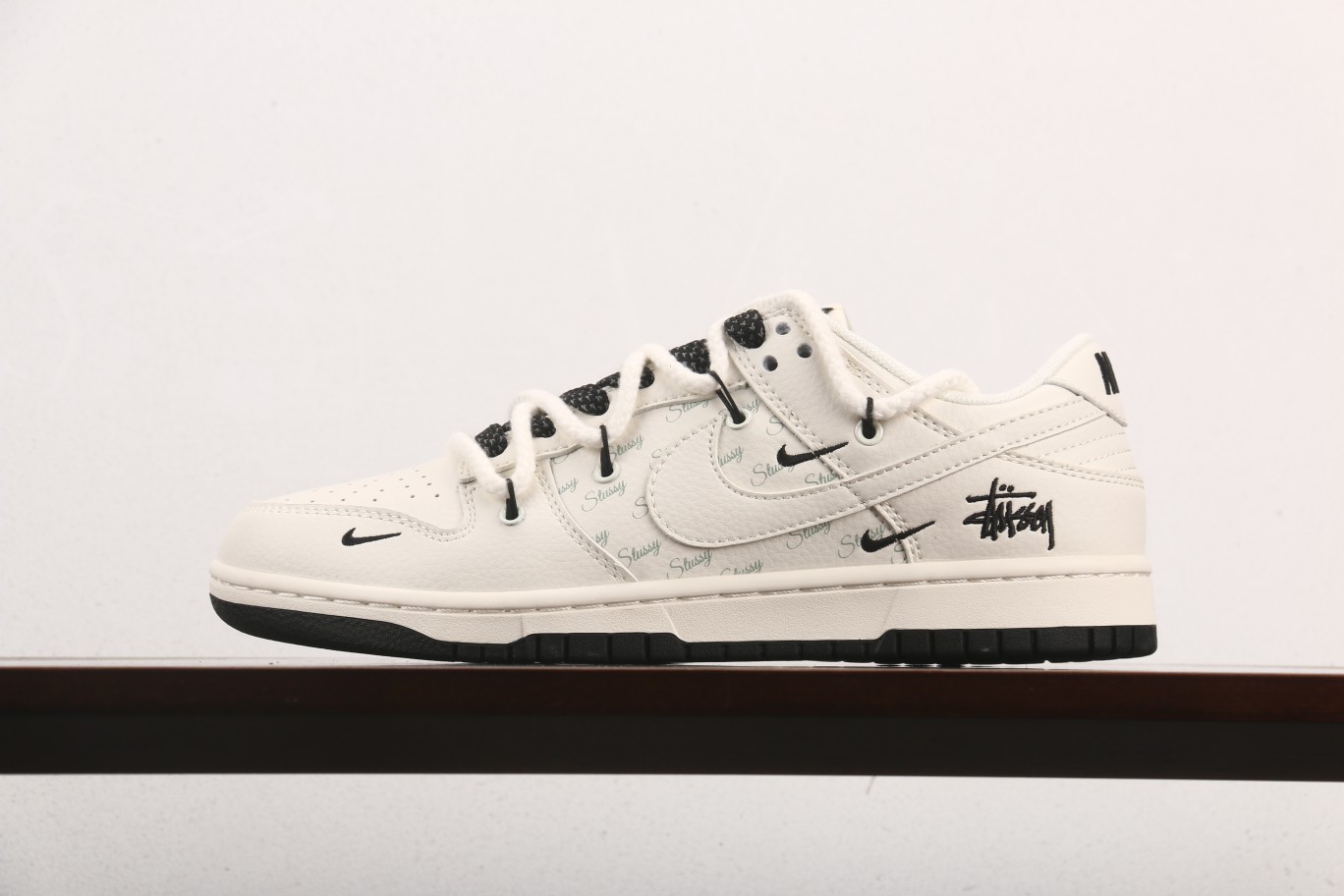 福利特价
Nk SB Dunk Low 斯图西系列-米白白勾 周年高端定制 低帮休闲板鞋 SJ2068-