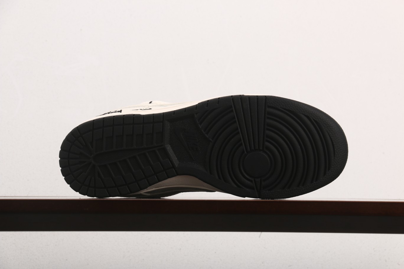 福利特价
Nk SB Dunk Low 斯图西系列-米白白勾 周年高端定制 低帮休闲板鞋 SJ2068-