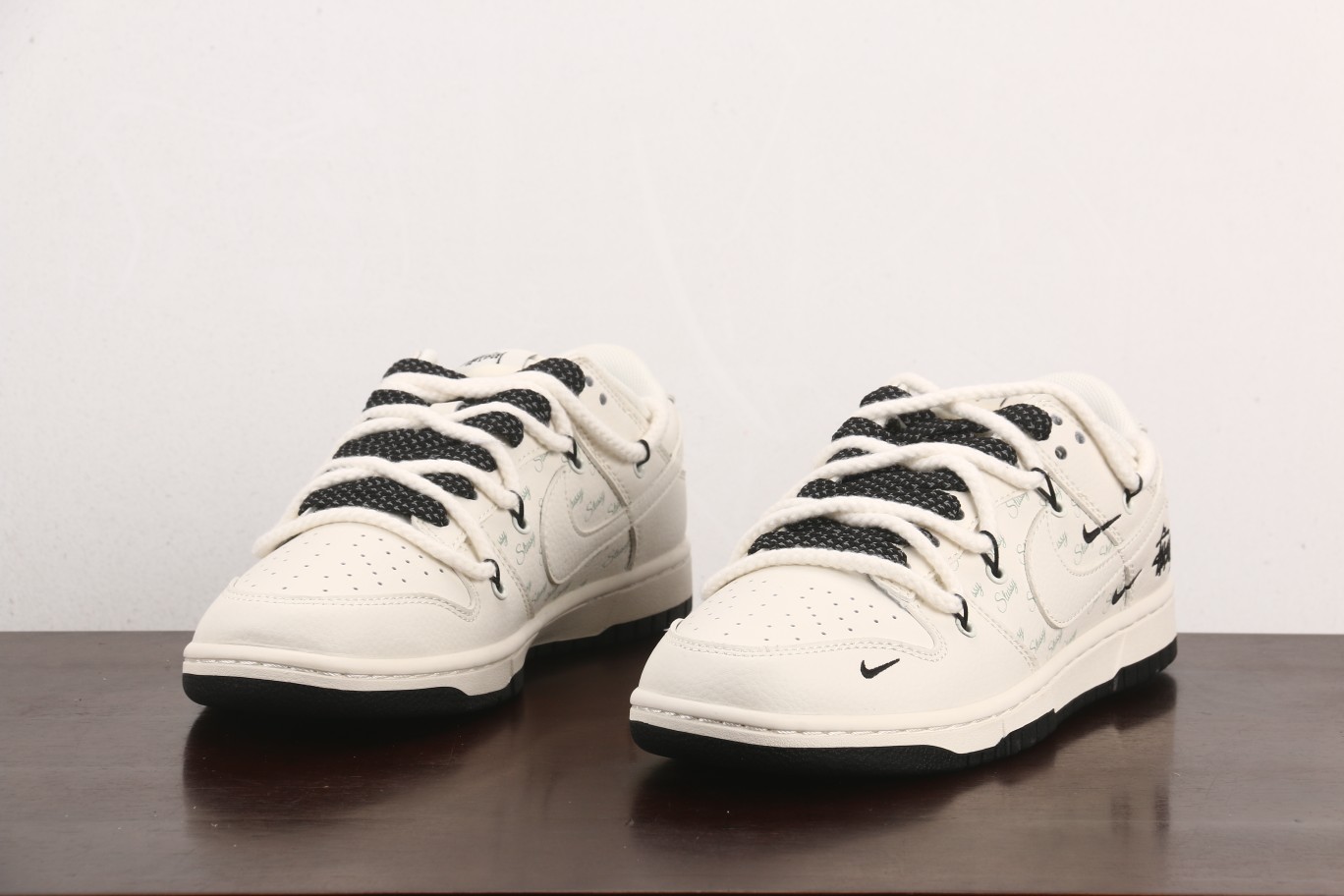 福利特价
Nk SB Dunk Low 斯图西系列-米白白勾 周年高端定制 低帮休闲板鞋 SJ2068-