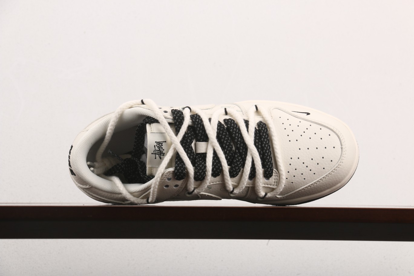 福利特价
Nk SB Dunk Low 斯图西系列-米白白勾 周年高端定制 低帮休闲板鞋 SJ2068-