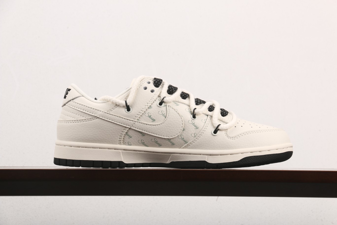 福利特价
Nk SB Dunk Low 斯图西系列-米白白勾 周年高端定制 低帮休闲板鞋 SJ2068-