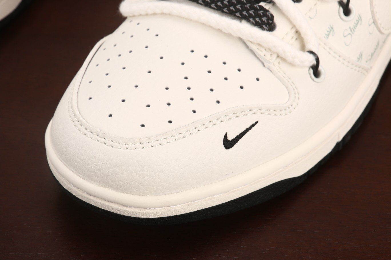 福利特价
Nk SB Dunk Low 斯图西系列-米白白勾 周年高端定制 低帮休闲板鞋 SJ2068-