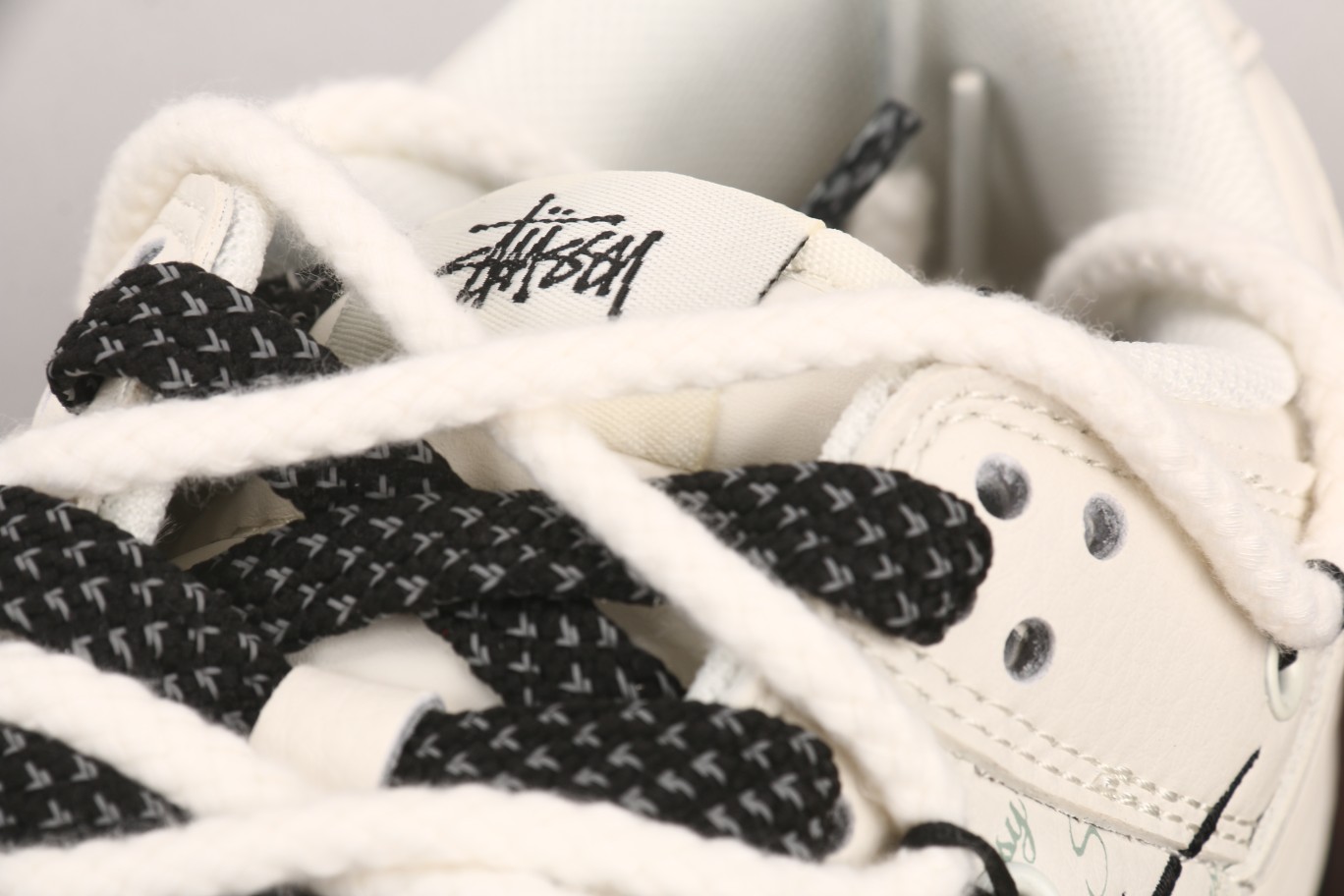 福利特价
Nk SB Dunk Low 斯图西系列-米白白勾 周年高端定制 低帮休闲板鞋 SJ2068-