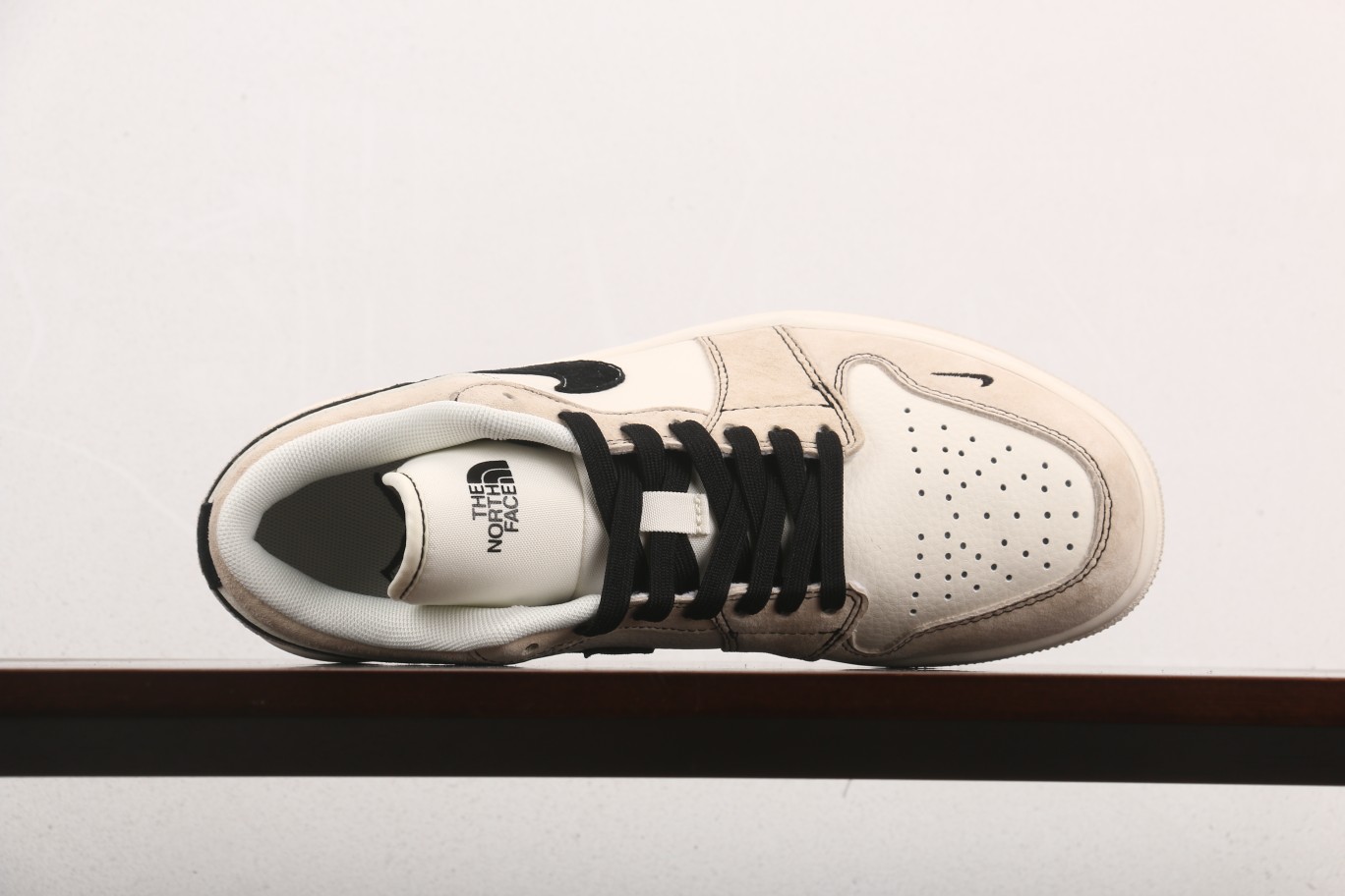 福利特价
Air Jordan 1 Low AJ1 乔1北面联名-奶咖 高端定制 低帮复古篮球鞋 SJ9
