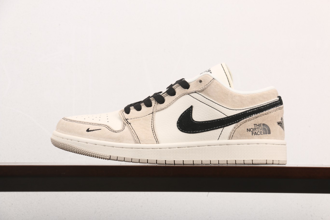 福利特价
Air Jordan 1 Low AJ1 乔1北面联名-奶咖 高端定制 低帮复古篮球鞋 SJ9