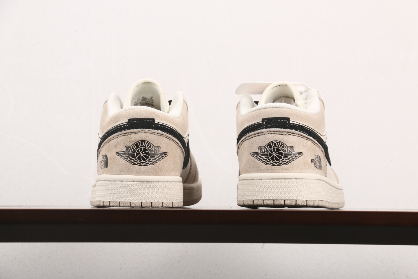 福利特价
Air Jordan 1 Low AJ1 乔1北面联名-奶咖 高端定制 低帮复古篮球鞋 SJ9