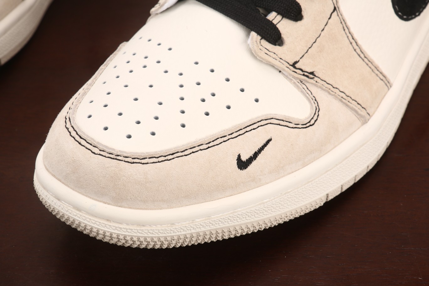 福利特价
Air Jordan 1 Low AJ1 乔1北面联名-奶咖 高端定制 低帮复古篮球鞋 SJ9
