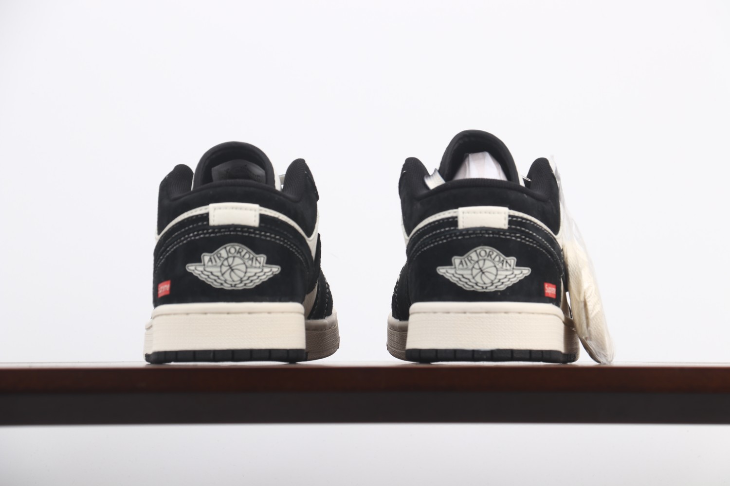 福利特价
Air Jordan 1 Low AJ1 乔1 Supreme联名-黑白双拼 高端定制 低帮复