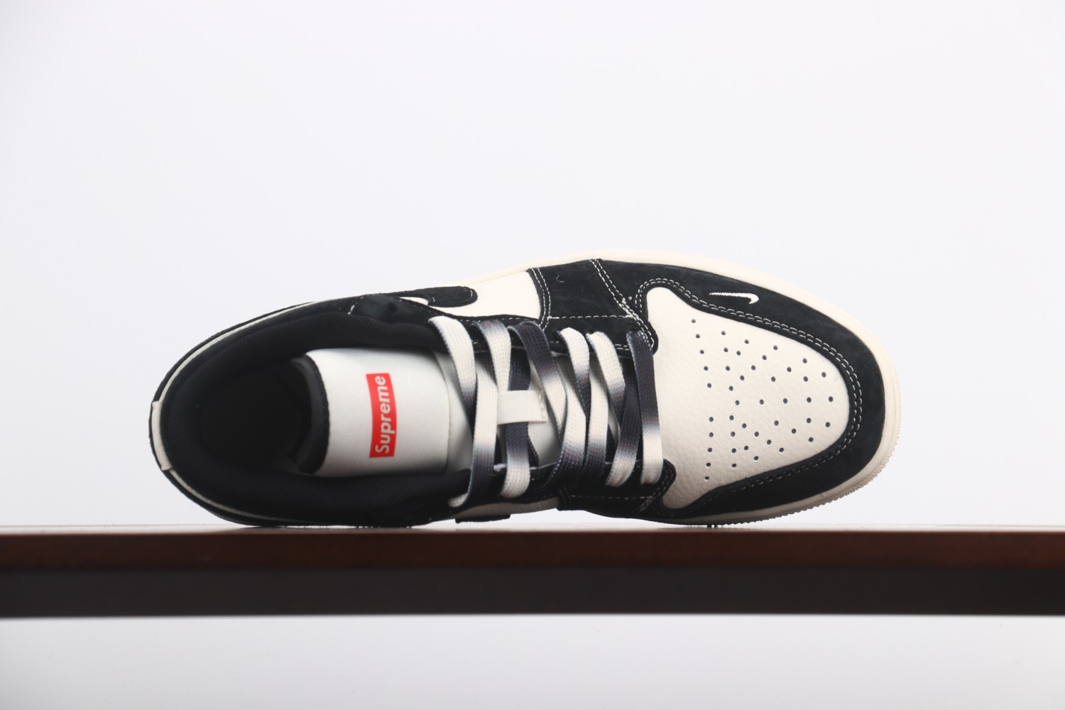 福利特价
Air Jordan 1 Low AJ1 乔1 Supreme联名-黑白双拼 高端定制 低帮复