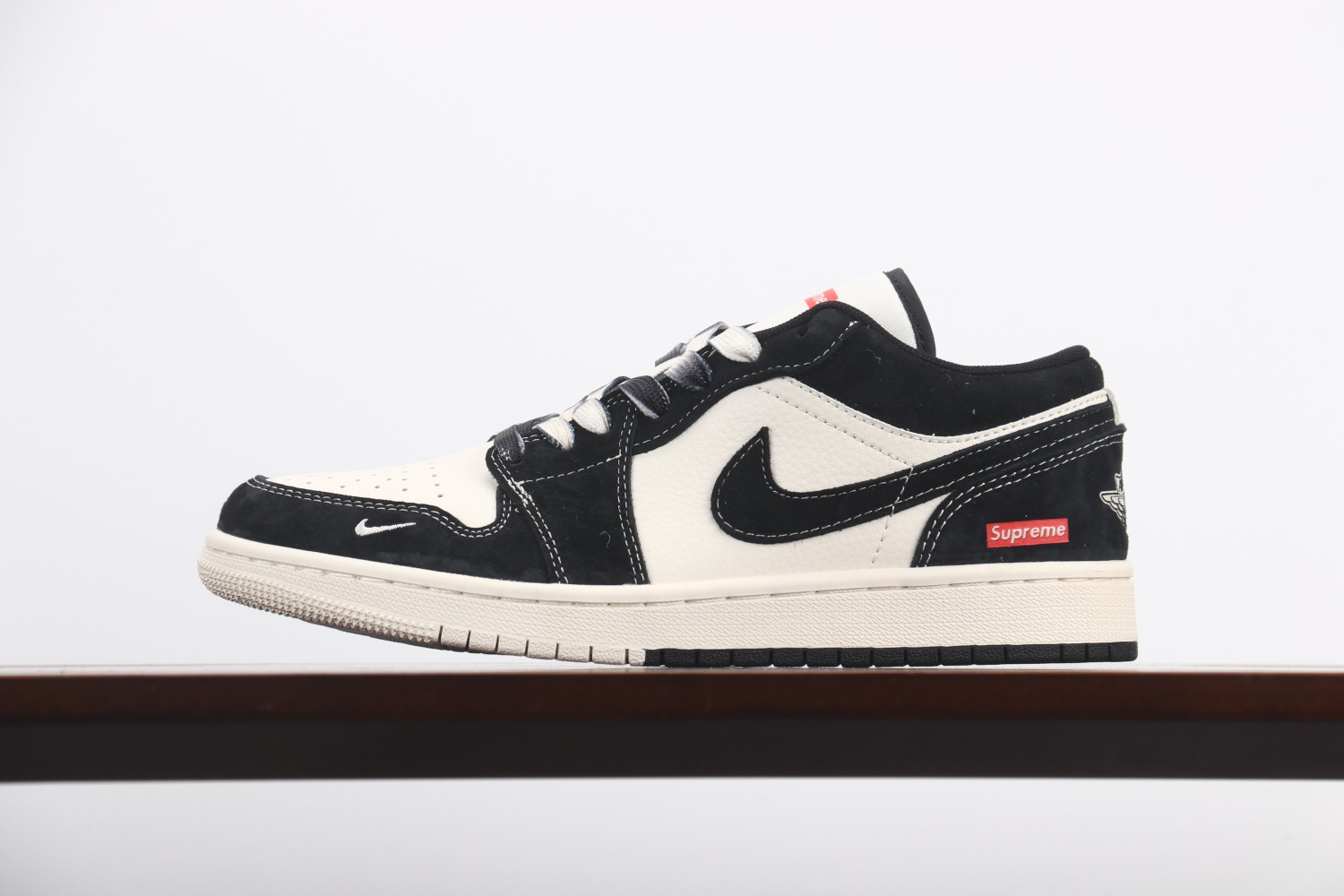 福利特价
Air Jordan 1 Low AJ1 乔1 Supreme联名-黑白双拼 高端定制 低帮复