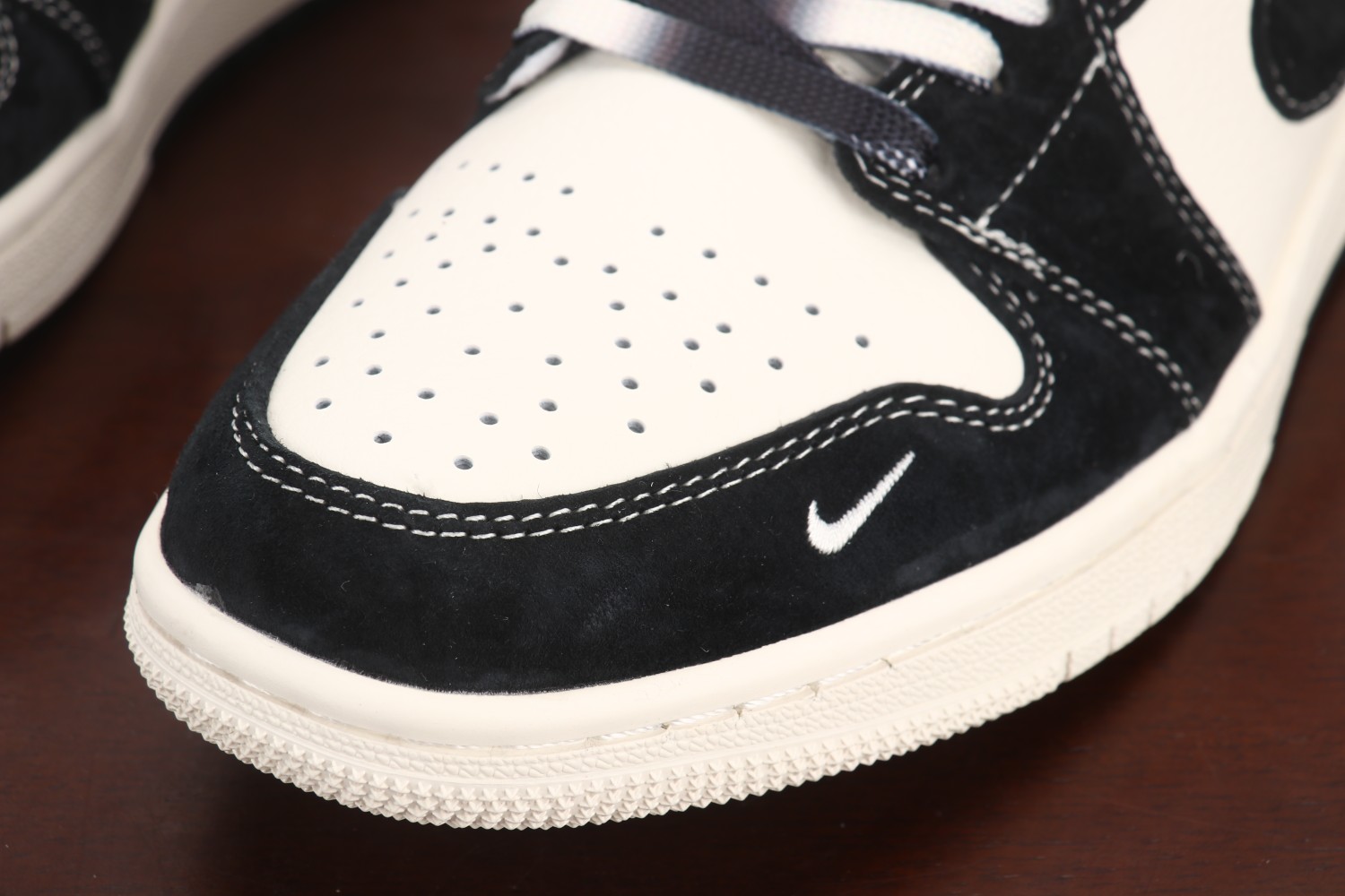 福利特价
Air Jordan 1 Low AJ1 乔1 Supreme联名-黑白双拼 高端定制 低帮复