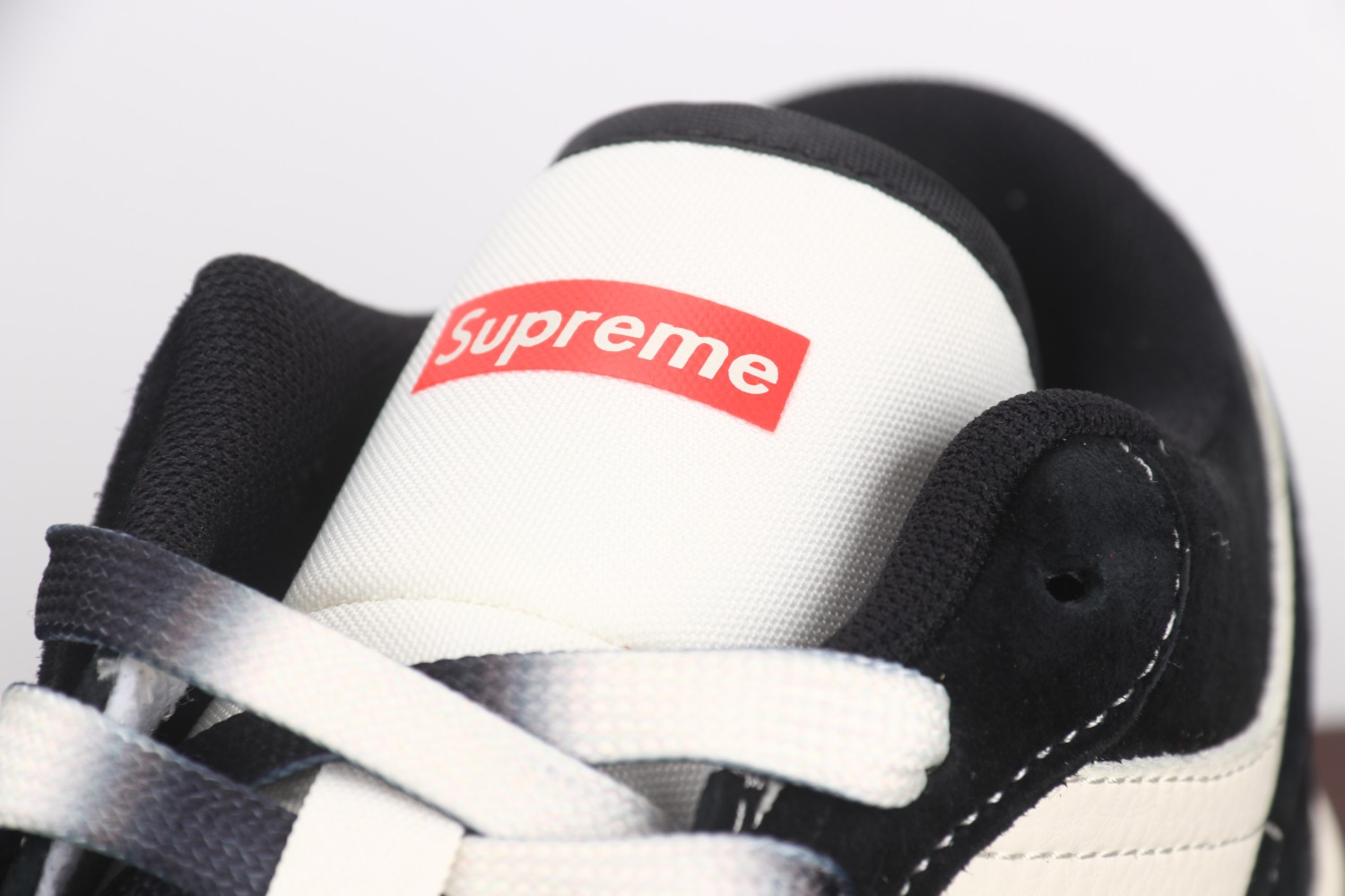 福利特价
Air Jordan 1 Low AJ1 乔1 Supreme联名-黑白双拼 高端定制 低帮复