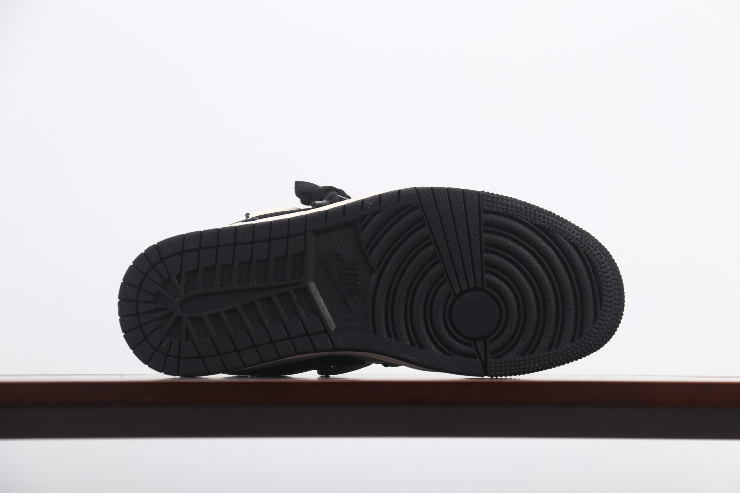 福利特价
Air Jordan 1 Low OG 高端定制
川久保玲米白黑解构绑带 大厂纯原工艺
原楦原