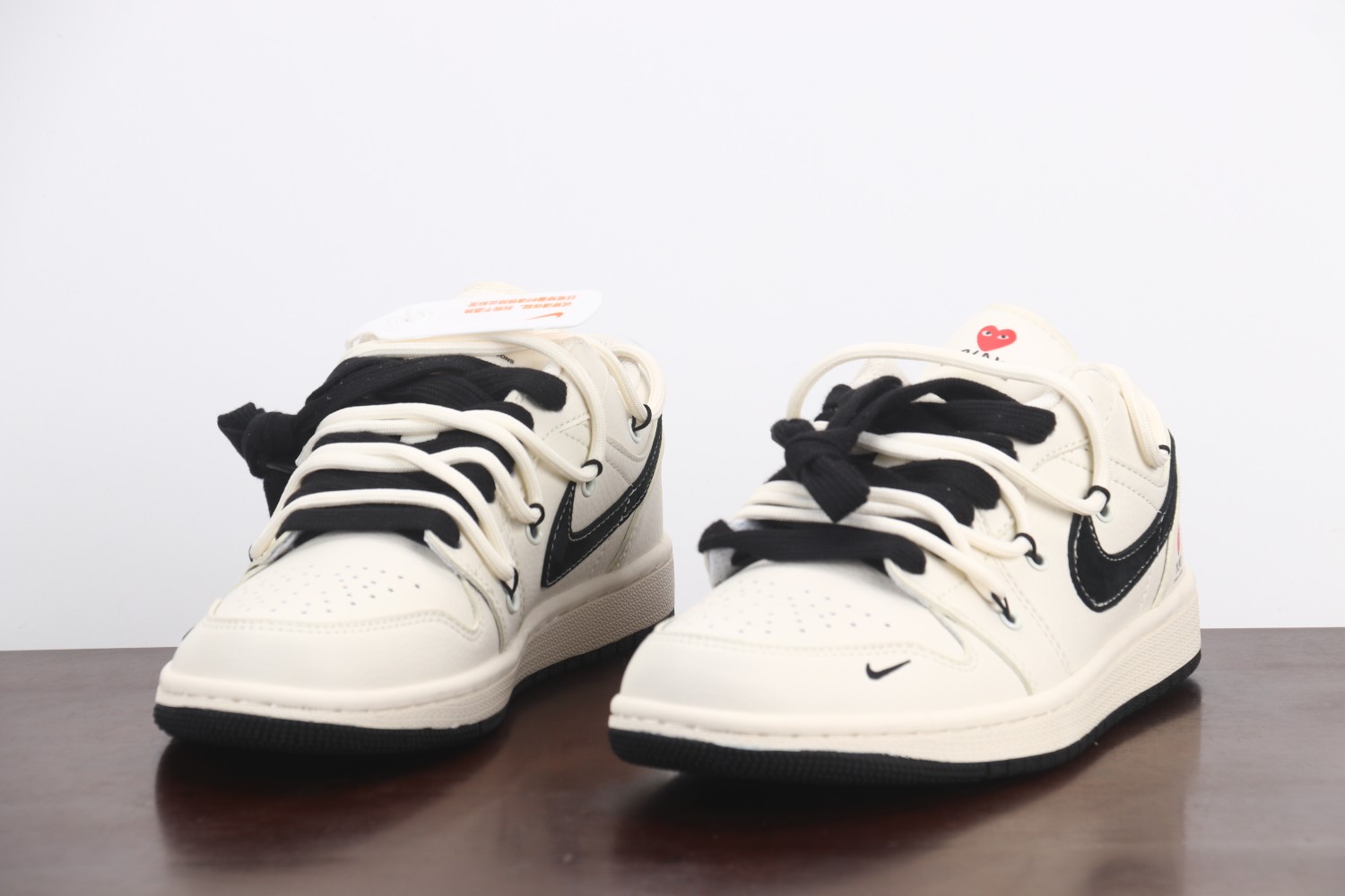 福利特价
Air Jordan 1 Low OG 高端定制
川久保玲米白黑解构绑带 大厂纯原工艺
原楦原