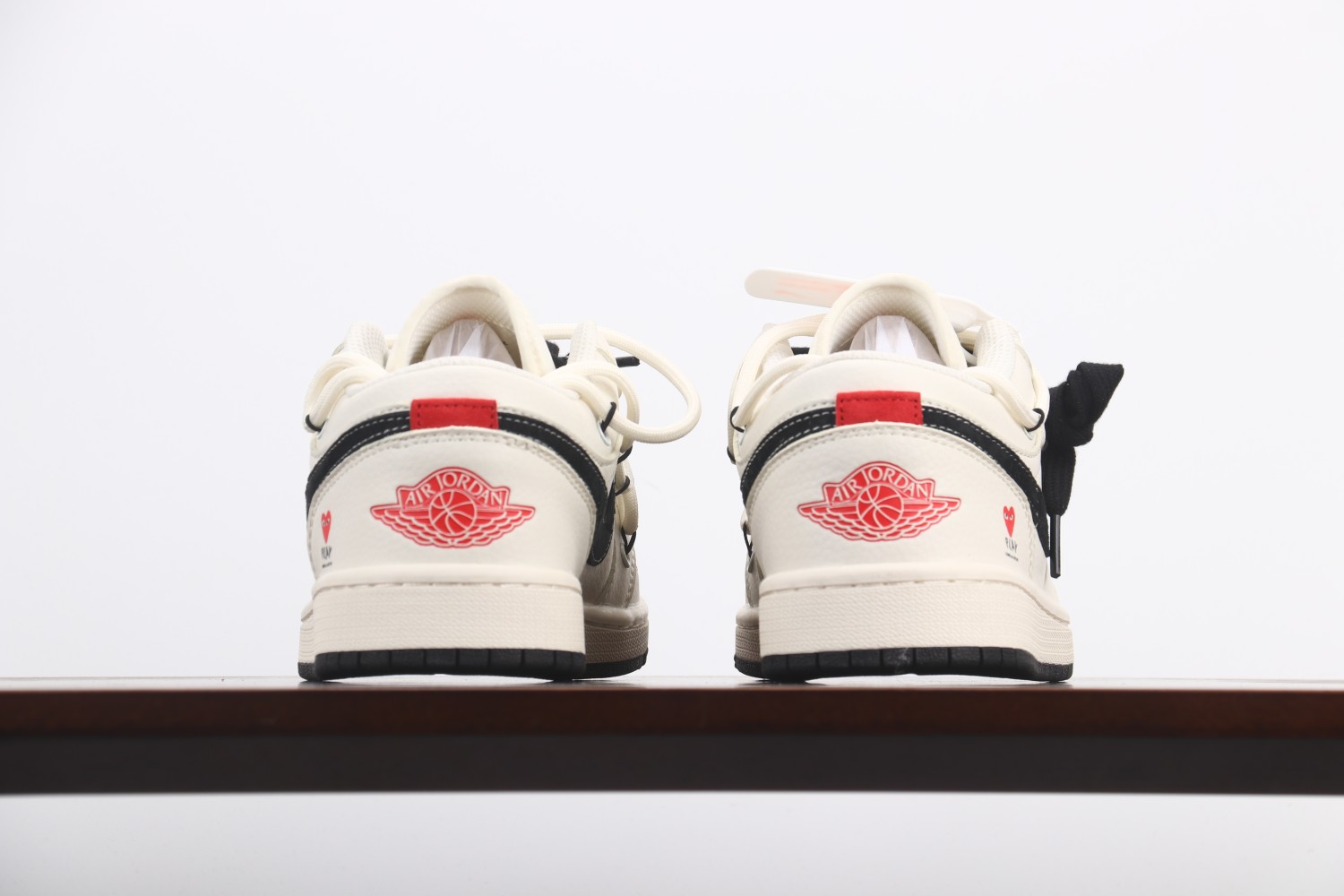 福利特价
Air Jordan 1 Low OG 高端定制
川久保玲米白黑解构绑带 大厂纯原工艺
原楦原
