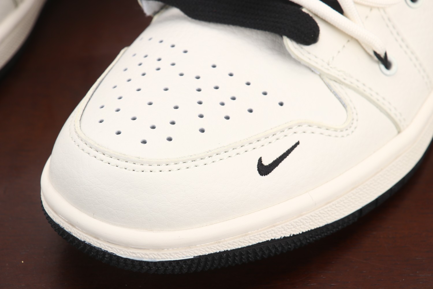 福利特价
Air Jordan 1 Low OG 高端定制
川久保玲米白黑解构绑带 大厂纯原工艺
原楦原