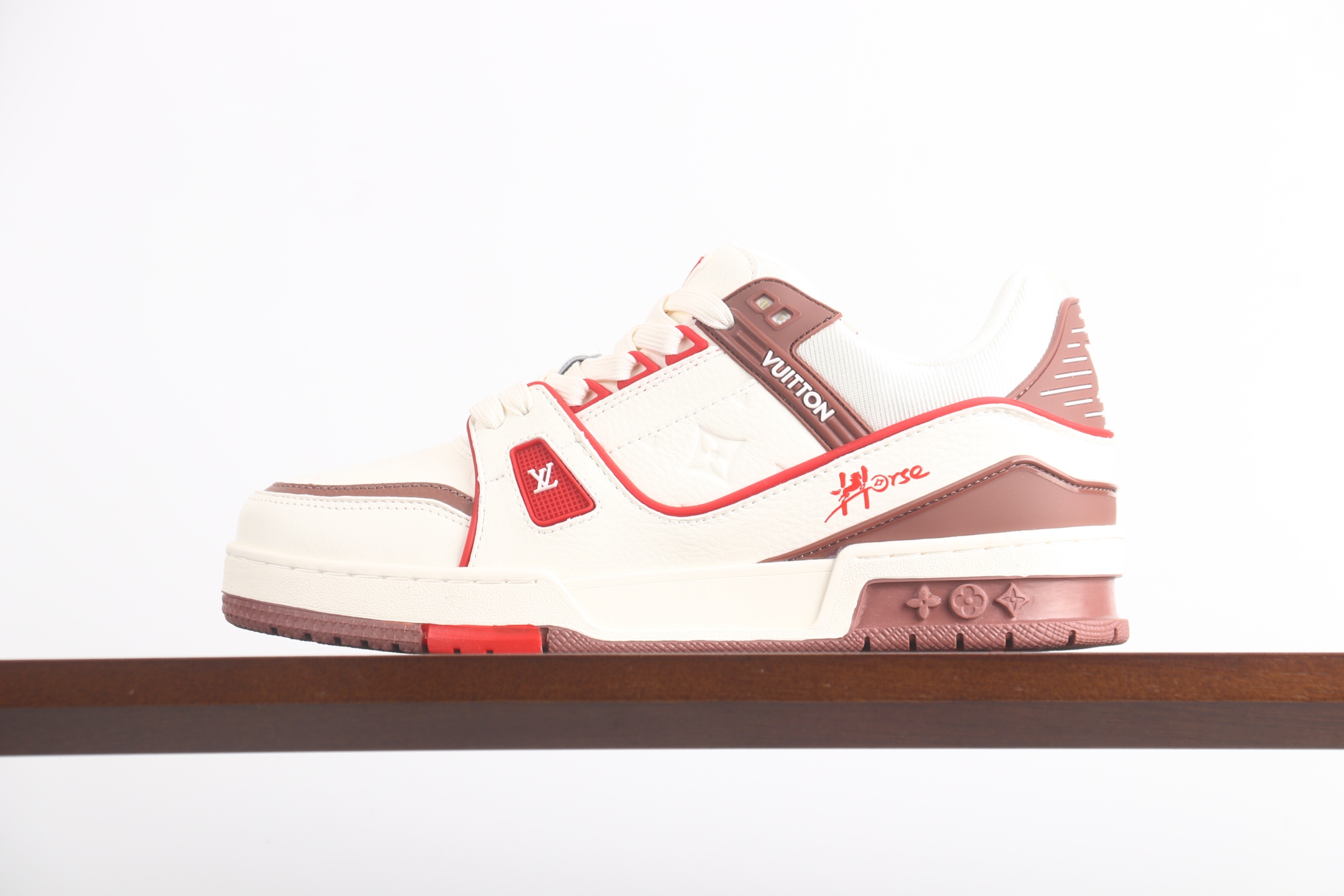 LV Trainer马年系列高奢运动鞋 C新款芯片顶级 潮人必备单品 同步ZP官网空胶工艺 正确胶片断点式设计 中底正确还原原版油印字母比例 1:1原楦格板、楦头、刀磨全新升级! 独家订制顶级压纹麂皮 原版开模TPU大底 质感原版一致 垫脚聚米微料加透气英伦网布 披靡市场任何版本!细节完美呈现! 代购指定版本 全新升级最新双盒包装 扫码秒进官网! 全套包装配件同比原版