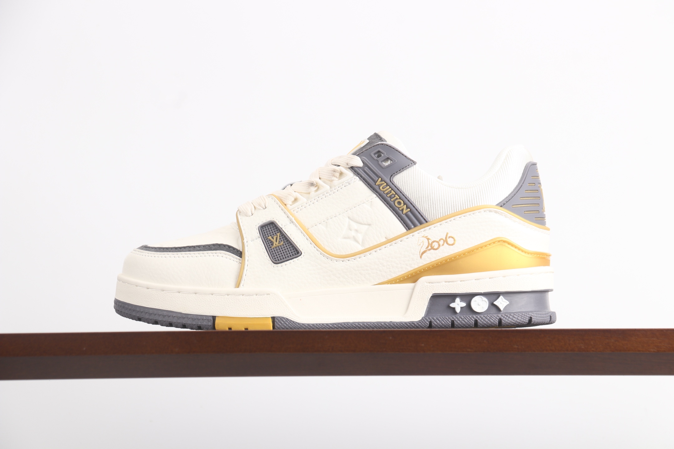 LV Trainer马年系列高奢运动鞋 C新款芯片顶级 潮人必备单品 同步ZP官网空胶工艺 正确胶片断点式设计 中底正确还原原版油印字母比例 1:1原楦格板、楦头、刀磨全新升级! 独家订制顶级压纹麂皮 原版开模TPU大底 质感原版一致 垫脚聚米微料加透气英伦网布 披靡市场任何版本!细节完美呈现! 代购指定版本 全新升级最新双盒包装 扫码秒进官网! 全套包装配件同比原版