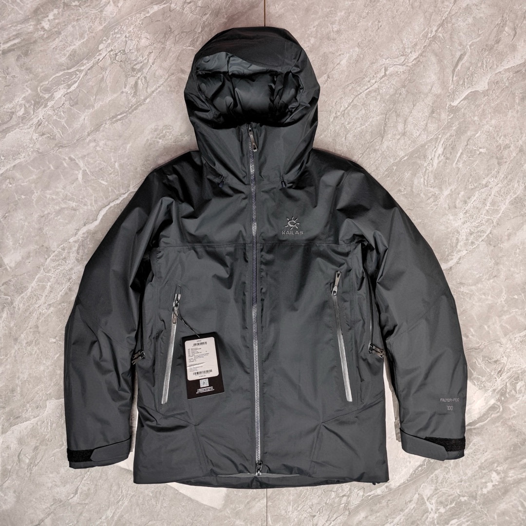 599💰（编号8）
凯乐石 三色 阿斯本硬壳羽绒服 700蓬滑雪服 超重磅

FILTER-TEC 3L防风防水面料 防水性能出众 700蓬高蓬度90鹅绒填充 搭配石墨烯自发热科技 锁温保暖 风帽可调节 贴合头部防风保暖 腋下透气拉链设计 运动时高效散热 可调节下摆、袖口 防寒保暖 
尺码：XS-XXL 女生最小宽松