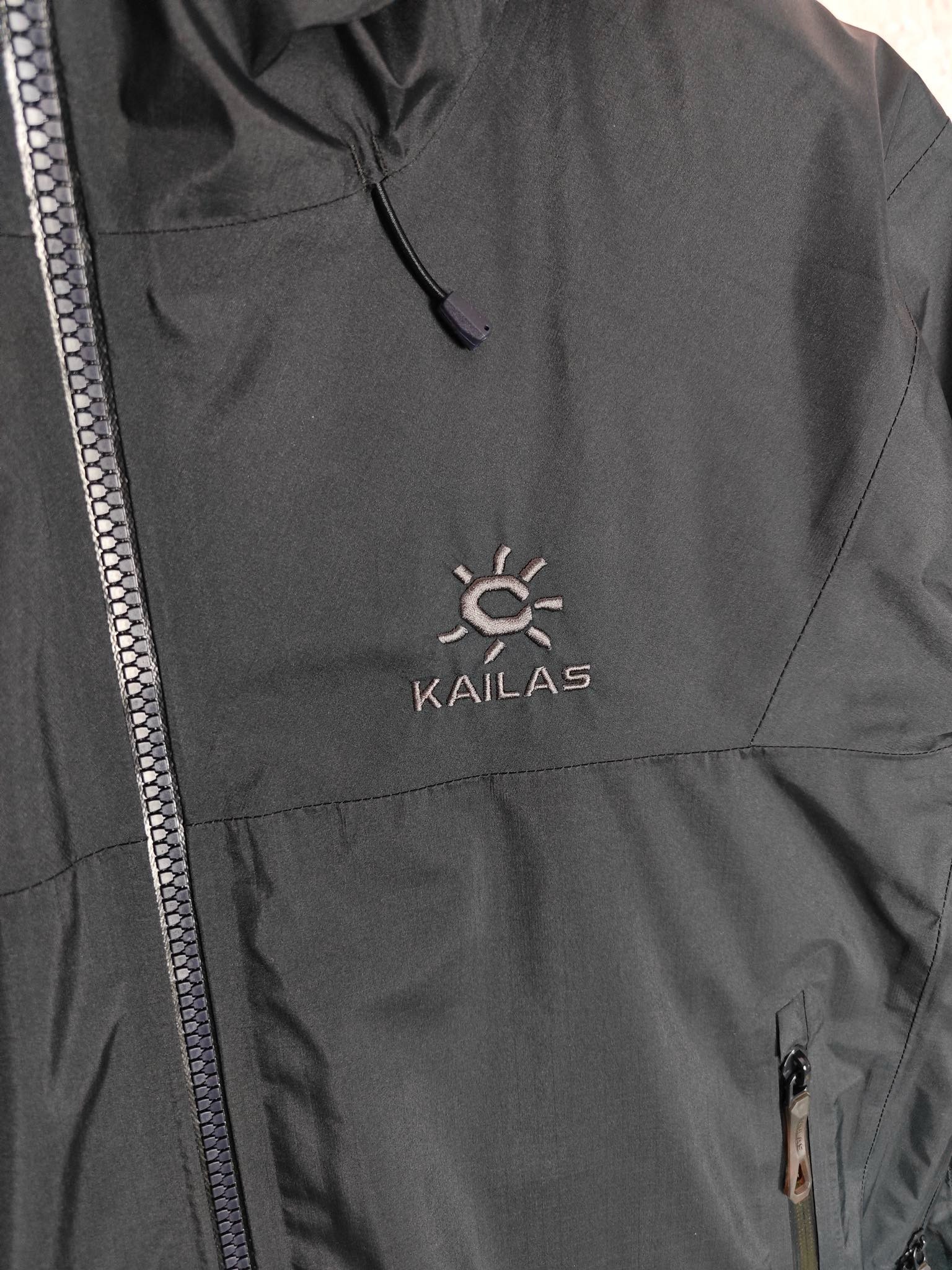 599💰（编号8）
凯乐石 三色 阿斯本硬壳羽绒服 700蓬滑雪服 超重磅

FILTER-TEC 3L防风防水面料 防水性能出众 700蓬高蓬度90鹅绒填充 搭配石墨烯自发热科技 锁温保暖 风帽可调节 贴合头部防风保暖 腋下透气拉链设计 运动时高效散热 可调节下摆、袖口 防寒保暖 
尺码：XS-XXL 女生最小宽松