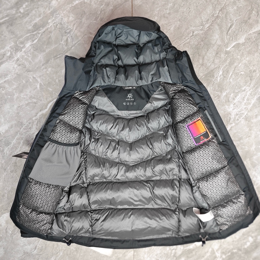 599💰（编号8）
凯乐石 三色 阿斯本硬壳羽绒服 700蓬滑雪服 超重磅

FILTER-TEC 3L防风防水面料 防水性能出众 700蓬高蓬度90鹅绒填充 搭配石墨烯自发热科技 锁温保暖 风帽可调节 贴合头部防风保暖 腋下透气拉链设计 运动时高效散热 可调节下摆、袖口 防寒保暖 
尺码：XS-XXL 女生最小宽松