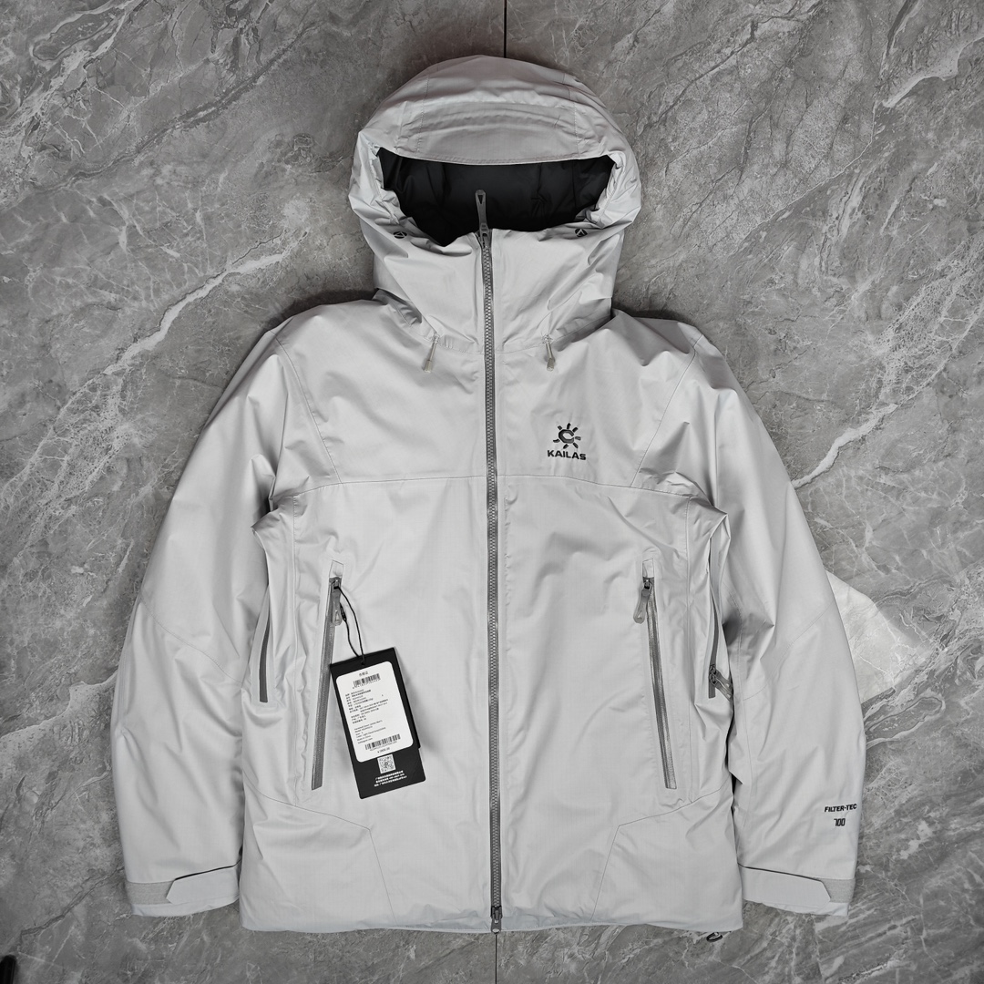 599💰（编号8）
凯乐石 三色 阿斯本硬壳羽绒服 700蓬滑雪服 超重磅

FILTER-TEC 3L防风防水面料 防水性能出众 700蓬高蓬度90鹅绒填充 搭配石墨烯自发热科技 锁温保暖 风帽可调节 贴合头部防风保暖 腋下透气拉链设计 运动时高效散热 可调节下摆、袖口 防寒保暖 
尺码：XS-XXL 女生最小宽松