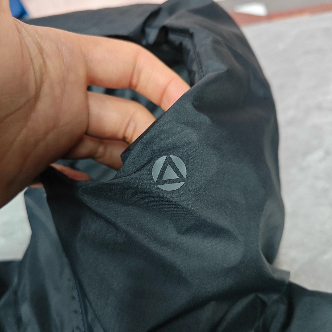 599💰（编号8）
凯乐石 三色 阿斯本硬壳羽绒服 700蓬滑雪服 超重磅

FILTER-TEC 3L防风防水面料 防水性能出众 700蓬高蓬度90鹅绒填充 搭配石墨烯自发热科技 锁温保暖 风帽可调节 贴合头部防风保暖 腋下透气拉链设计 运动时高效散热 可调节下摆、袖口 防寒保暖 
尺码：XS-XXL 女生最小宽松