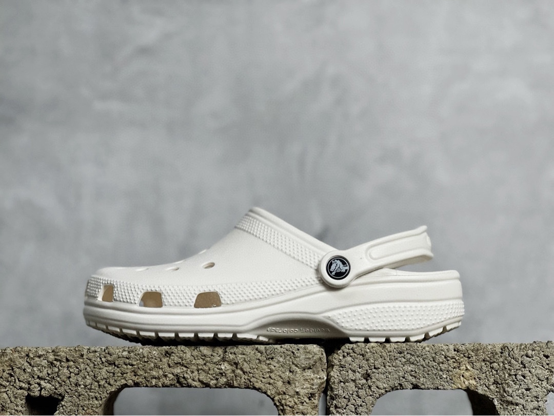 成人版, 新货🚀#东莞原厂 欧洲订单 无盒软包 Crocs 卡骆驰 明星上脚同款 经夏季经典两用沙滩洞洞鞋 凉鞋拖鞋 透明防水袋包装 注意配件需单独购买 同步官方尺码:M3(34-35)M4(36-37) M5(37-38)M6(38-39)M7(39-40)M8(41-42)M9(42-43)M10(43-44)M11(45-46)标准码 后③图M3-M7-选品中心