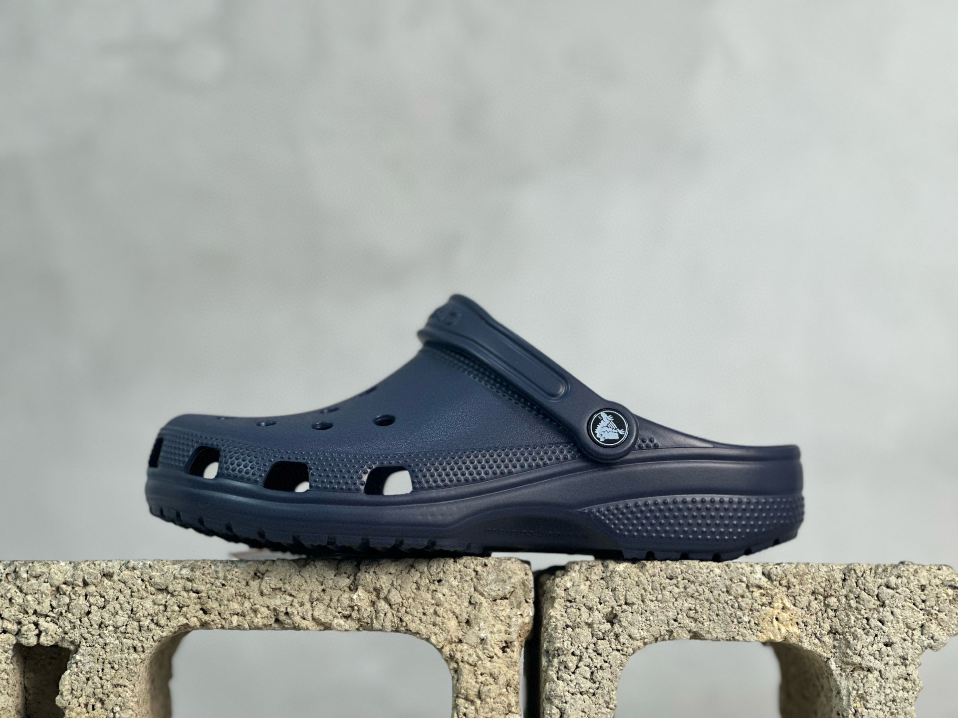 图片[6]-成人版， 新货🚀#东莞原厂 欧洲订单 无盒软包 Crocs 卡骆驰 明星上脚同款 经夏季经典两用沙滩洞洞鞋 凉鞋拖鞋 透明防水袋包装 注意配件需单独购买 同步官方尺码：M3（34-35）M4（36-37） M5（37-38）M6（38-39）M7（39-40）M8（41-42）M9（42-43）M10（43-44）M11（45-46）标准码 后③图M3-M7-选品中心