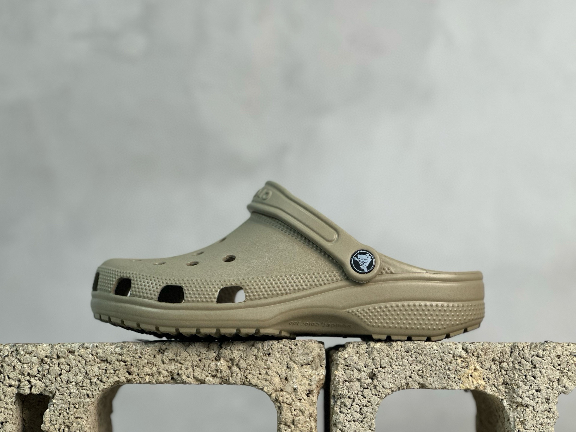 图片[5]-成人版， 新货🚀#东莞原厂 欧洲订单 无盒软包 Crocs 卡骆驰 明星上脚同款 经夏季经典两用沙滩洞洞鞋 凉鞋拖鞋 透明防水袋包装 注意配件需单独购买 同步官方尺码：M3（34-35）M4（36-37） M5（37-38）M6（38-39）M7（39-40）M8（41-42）M9（42-43）M10（43-44）M11（45-46）标准码 后③图M3-M7-选品中心