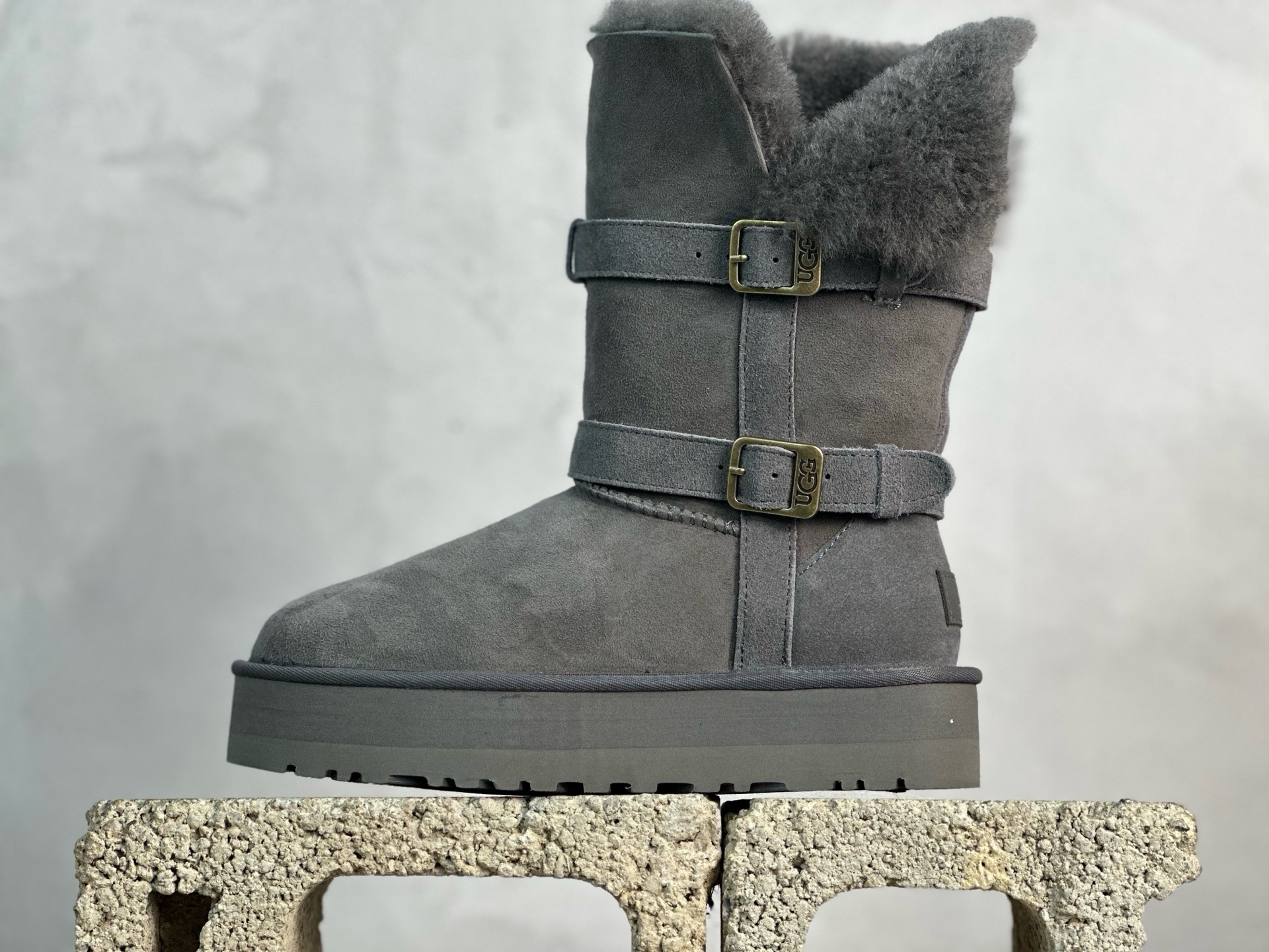 放店私 UGG 厚底大骑士 高筒雪地靴 两穿 三层组合大底 货号:1015971-3高 鞋面严选隆丰AY级羊皮毛一体,质感细腻,亲肤透气. 鞋口巧思设计,品质工艺,双皮扣和开衩口巧妙组合,时髦点缀靴筒的同时,让穿脱一步到位,上脚洋气十足,特别百搭. 舒适的Treadlite by ugg轻翼EVA外底,舒适减震,助力稳步出行,让出行更便携! 谁穿谁女神的款 可外翻两穿~怎么搭配怎么好看~ 颜色:栗色 灰色