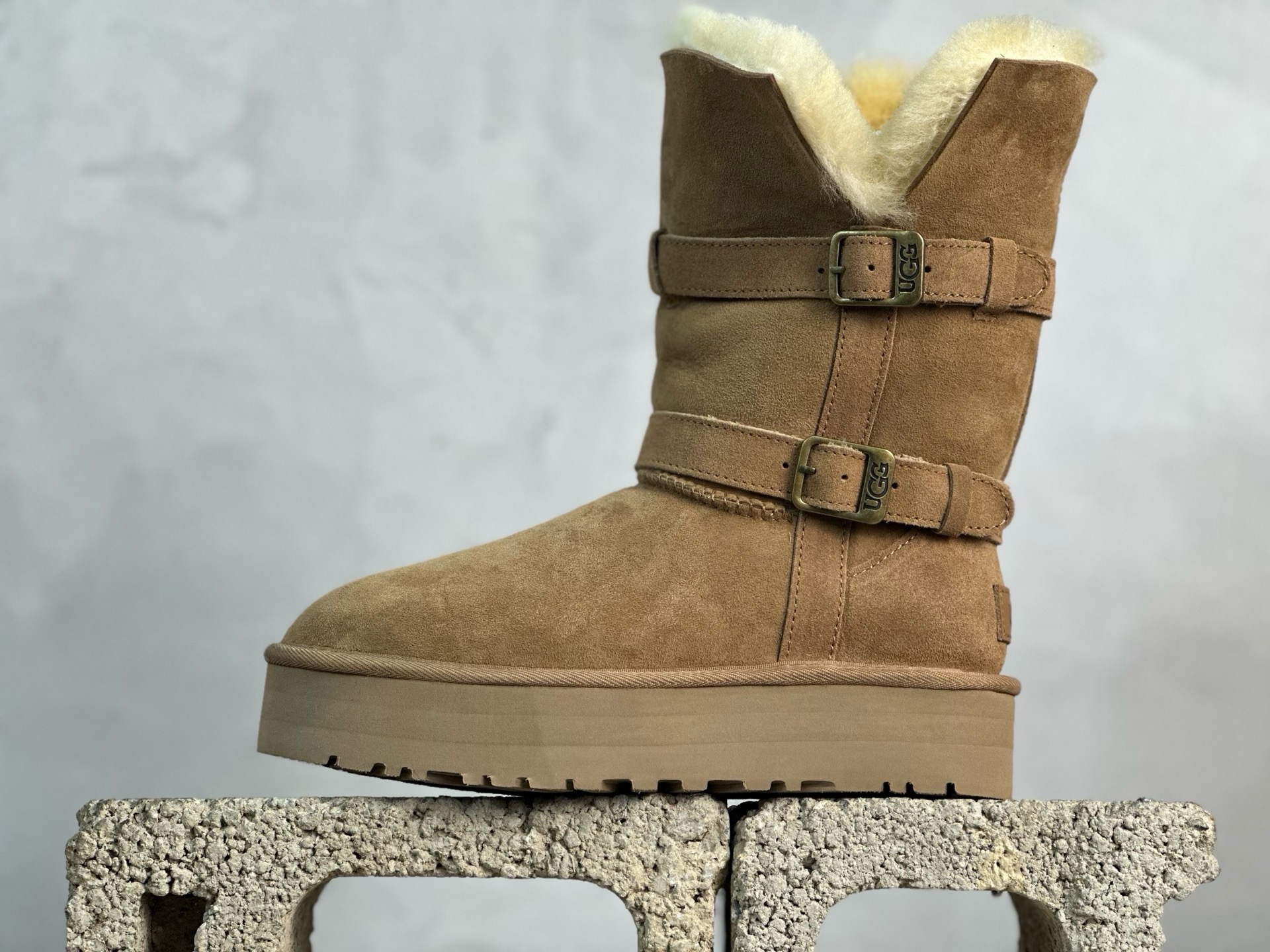 放店私 UGG 厚底大骑士 高筒雪地靴 两穿 三层组合大底 货号:1015971-3高 鞋面严选隆丰AY级羊皮毛一体,质感细腻,亲肤透气. 鞋口巧思设计,品质工艺,双皮扣和开衩口巧妙组合,时髦点缀靴筒的同时,让穿脱一步到位,上脚洋气十足,特别百搭. 舒适的Treadlite by ugg轻翼EVA外底,舒适减震,助力稳步出行,让出行更便携! 谁穿谁女神的款 可外翻两穿~怎么搭配怎么好看~ 颜色:栗色 灰色