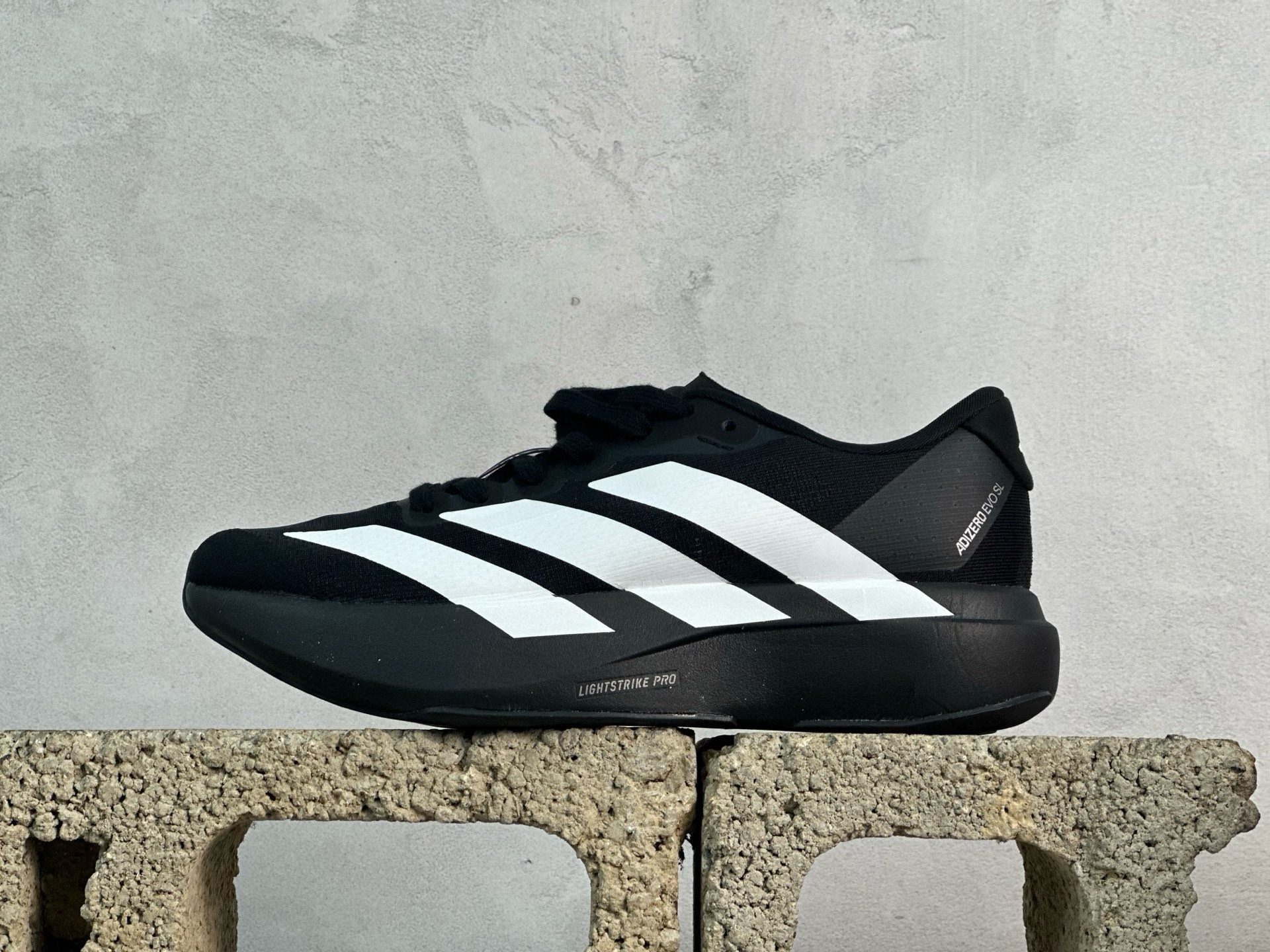 双12福利提前购‼️本地130💰 男女鞋配色
AD Adizero EVO SL 马拉松竞速专业跑鞋 CELERMESH针织网面非常轻薄 纤维间的缝隙很大 可以保证跑步时的透气、排汗效果 鞋舌直接与两侧的内衬和鞋底连接在一起 在跑步过程中不会被鞋舌的左右移动所困扰 在标准鞋带孔的基础上再拓宽一组鞋带孔 适合不同脚型的需求 突破性 EnergyRods 技术，有助于跑者实现更好的成绩 中底独特的LIGHTSTRIKE PRO泡棉材质 微弹感觉在跑步过程中给予了良好的支撑体验 对于顶级精英和高水平进阶跑者来说 ADIOS PRO是一双值得信赖的竞速比赛用鞋 
SIZE：36 37 38 39 40 41 42 43 44 45