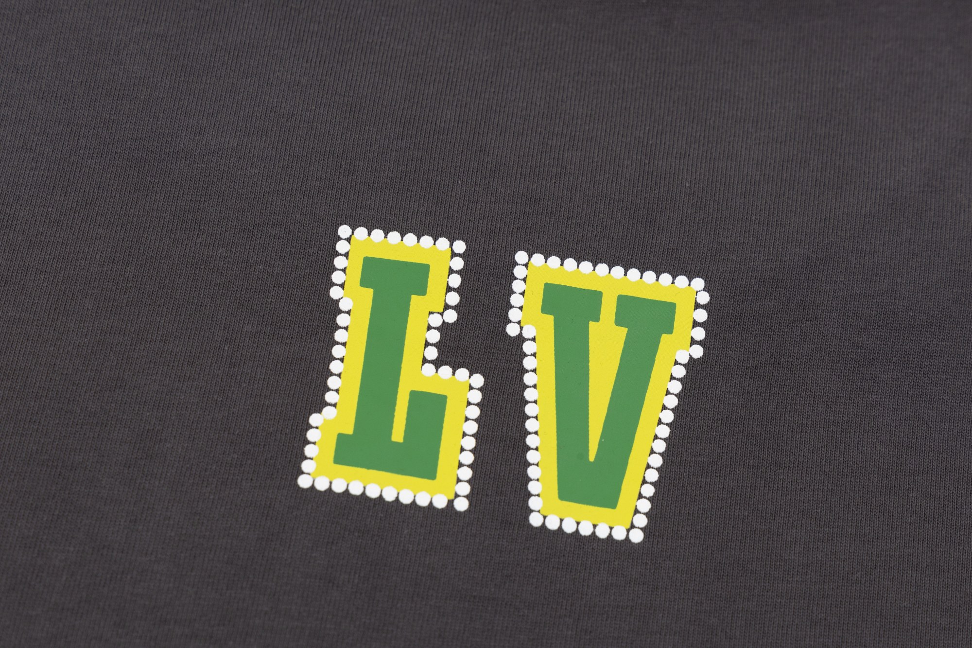 款号T20
  批65💰
- LV 25SS春夏主题短袖T恤  男女同款
-采用原版280g100%纯棉面料 柔软舒适 螺纹同缸定染零色差 独家品质区别通货 欢迎对比
-颜色： 
-码数：XS S M L