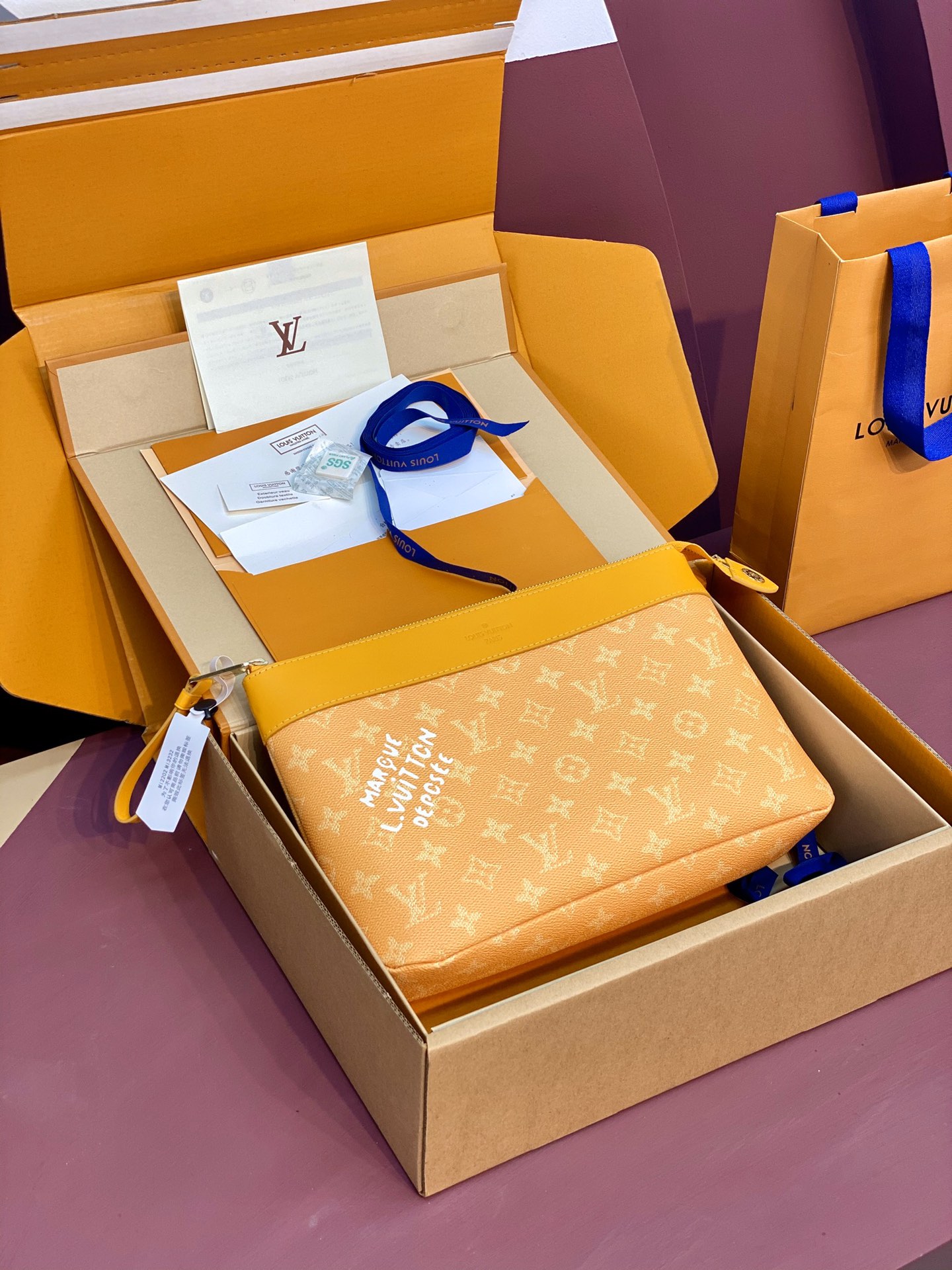 Louis Vuitton Bien
 Pochettes & Sacs de Soirée Personnalisez la meilleure réplique
 Jaune Monogram Eclipse Toile Pochette M12665