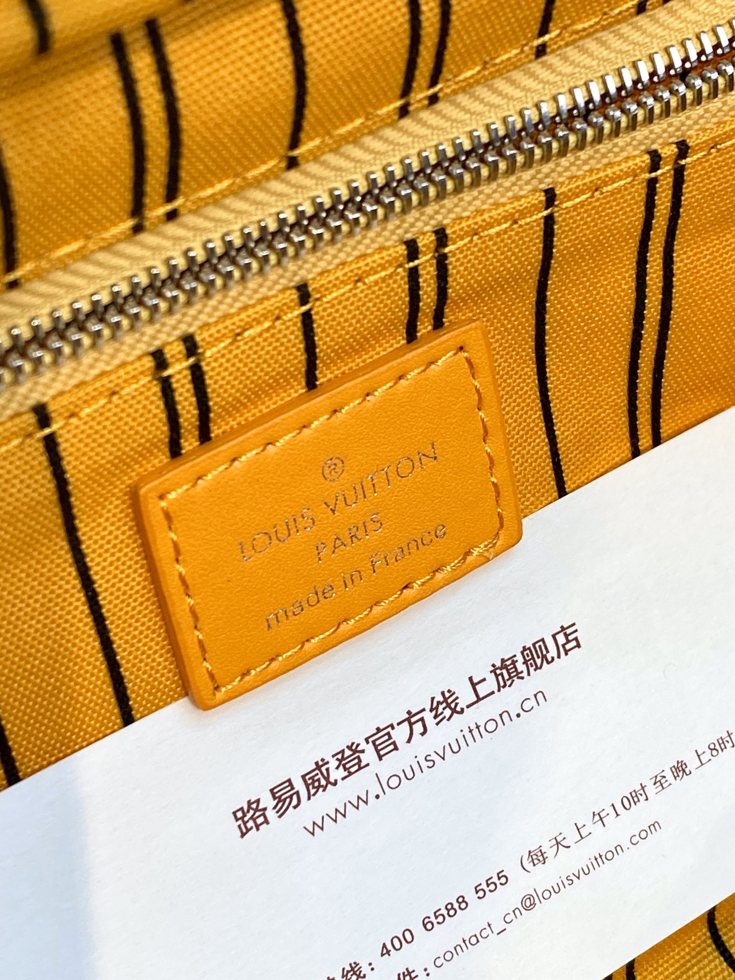 M12641黄色！這款DoppKit梳洗包以細緻粒面TaurillonMonogram皮革製造以優雅的方